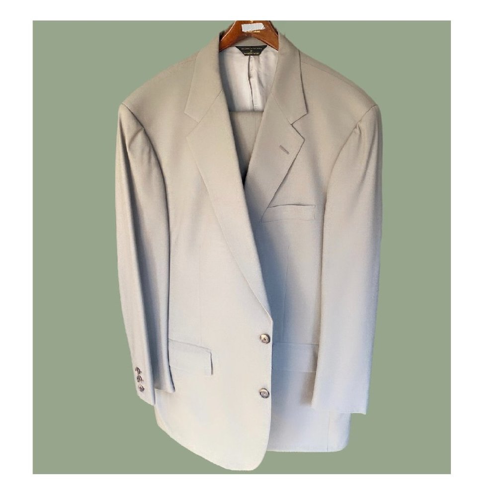 Southwick Men's 2 piece suit.  light gray summer weight wool suit.  43R